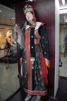 manquine wearing Torguud costume