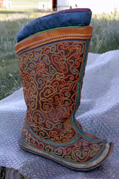 picture of boot worn by a consort of the last ruler of Mongolia - died 1925